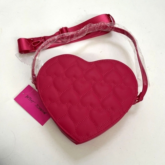 🔹️Betsey Johnson XOHEARTQ Fuschia Quilted Heart Shape Valentine’s Crossbody Bag - Picture 3 of 6
